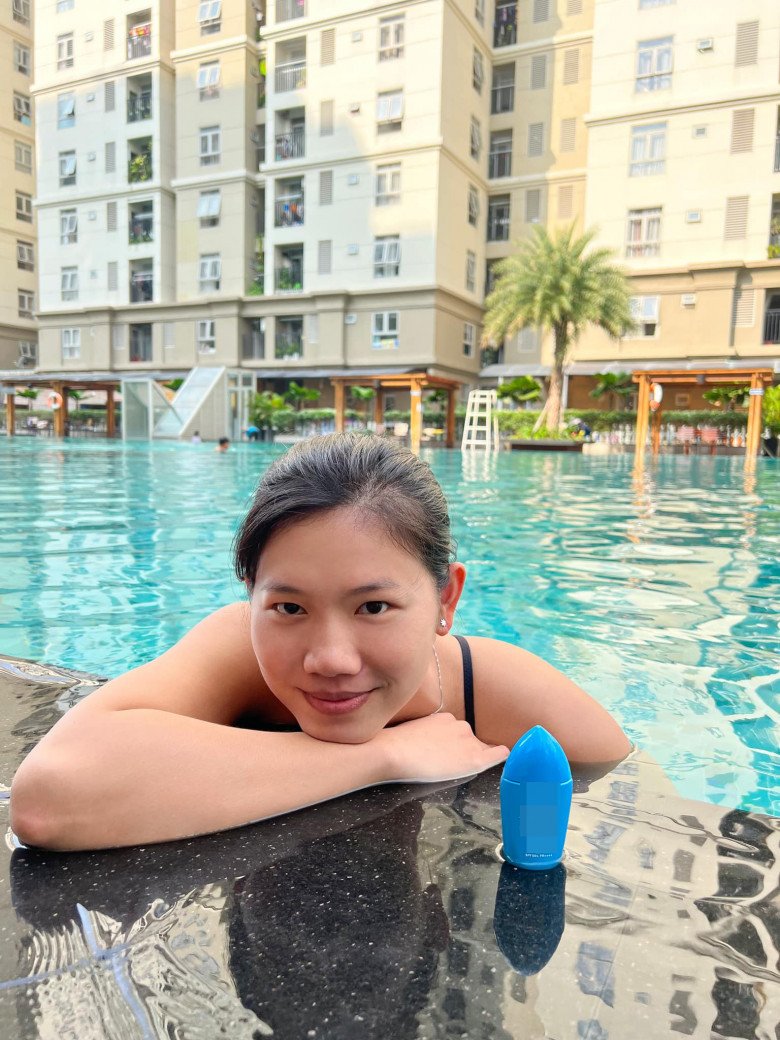 Không còn hình bóng thô kệch như cậu trai từ trước, Ánh Viên giờ còn nữ tính thấy rõ trong từng cử chỉ và thần thái, ánh mắt khi chụp hình.