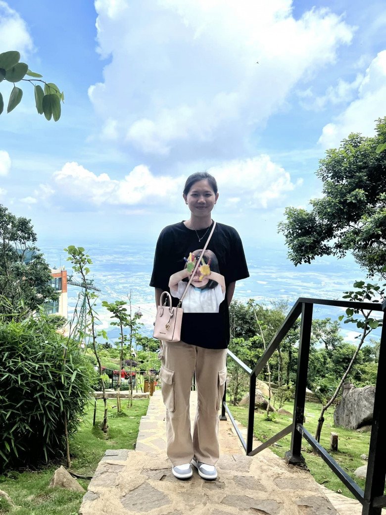 Cô nàng đã bấm lỗ tai và ăn mặc phối hợp với phụ kiện xinh xắn để bản thân điệu đà, xinh đẹp như vẫn thường ao ước.