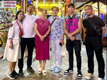 Sau “giải oan” cho Cát Tường, Tiết Cương đưa bà xã đi du lịch cùng hội bạn, còn tình tứ ôm vai