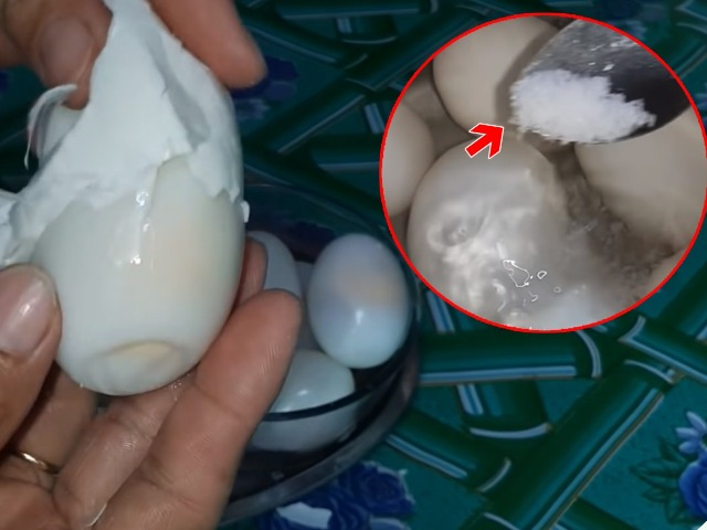 Luộc trứng cứ thêm 2 gia vị này vào vỏ trứng sẽ rời ra ngay khi vừa chạm, không lo bị sát