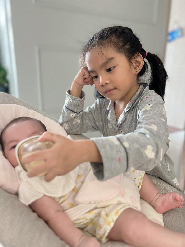 Tuệ Lâm và Tuệ An đều rất thích chăm sóc em.