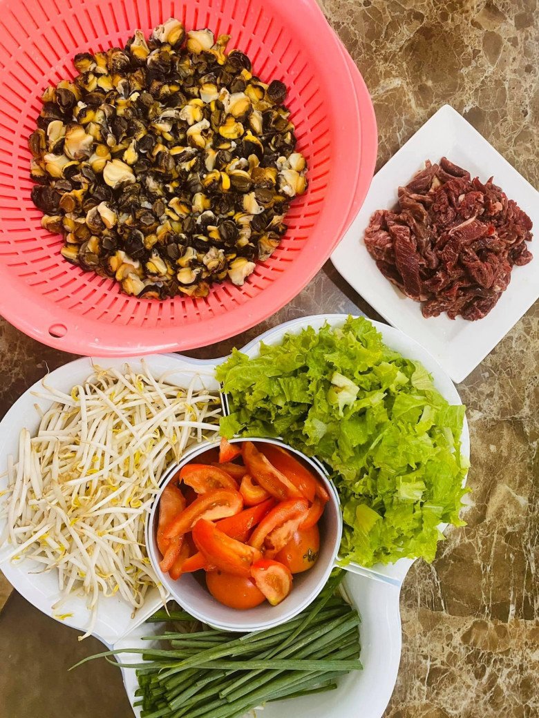 Mẹ ruột của Hải Băng cũng chuẩn bị thêm thịt bò cho món bún ốc chất lượng, kèm theo cà chua, hành, xà lách, giá đỗ...