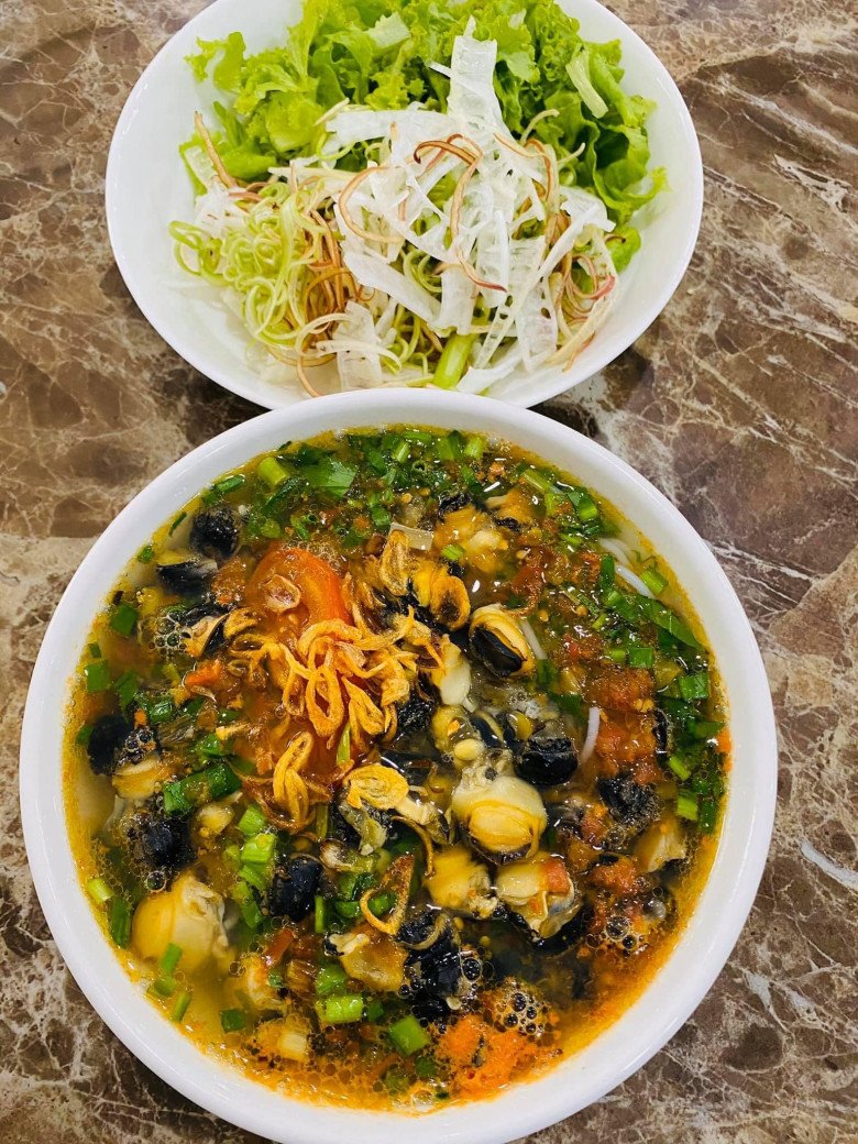 Khi hoàn thành và cho hành kèm rau thơm, mẹ Hải Băng rắc thêm hành khô, ăn cùng xà lách, rau chuối, rau muống chẻ.