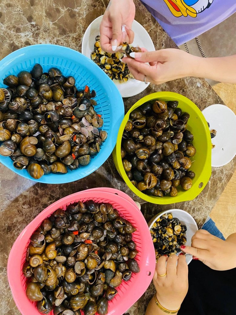 Ốc trước khi luộc thường được ngâm ốc với nước vo gạo hoặc nước sạch cho vào vài lát ớt qua đêm hoặc khoảng 6 tiếng cho ốc nhả ra chất bẩn.