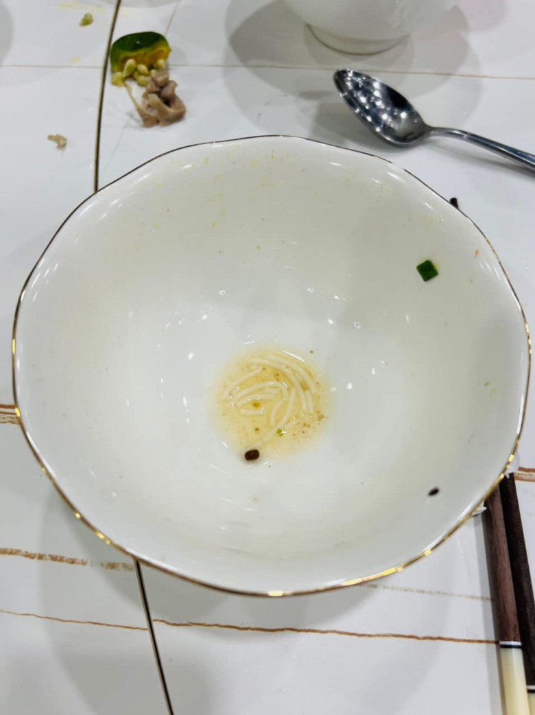 Nhìn chiếc tô sạch sành sạch sau đó mà mọi người phải bật cười. Có vẻ Thành Đạt nấu khá chuẩn với khẩu vị của vợ.