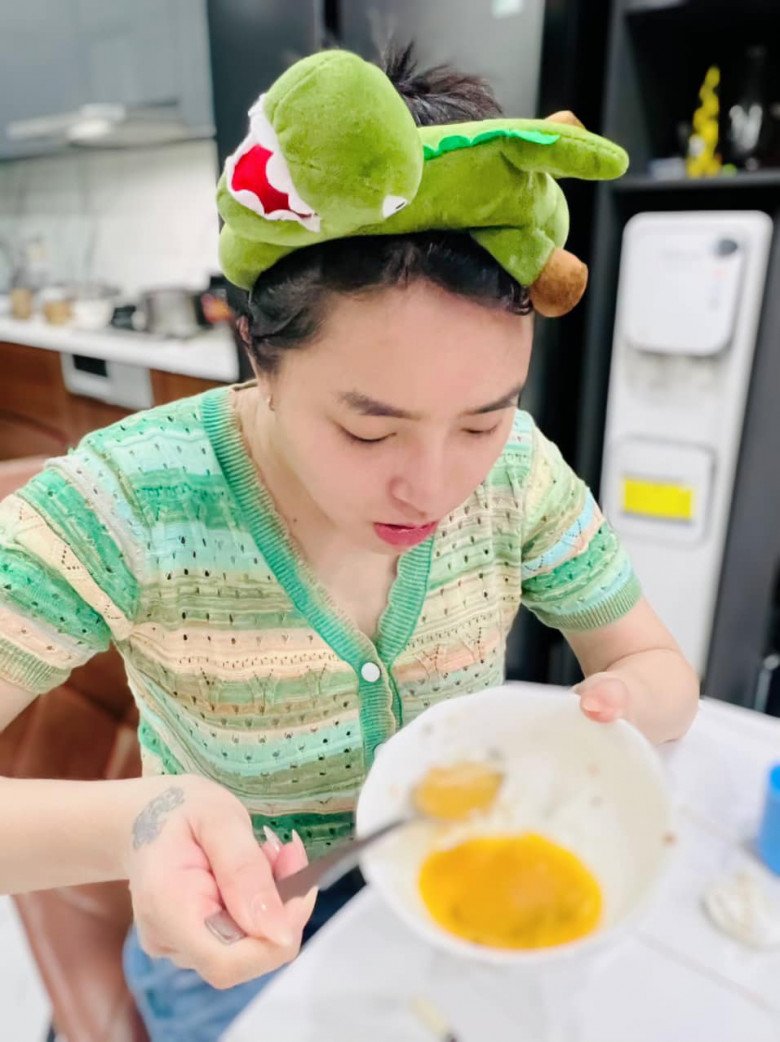 Hải Băng thích thú thưởng thức thành quả nấu nướng của chồng. Cô đã húp sạch cả nước đủ biết nó ngon đến thế nào!