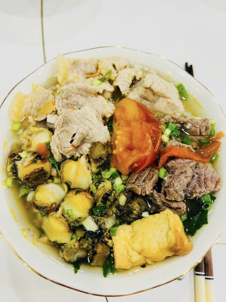 Thành Đạt còn cho thêm đậu rán và thịt bò. Bát bún full topping đầy hấp dẫn của anh làm ai nhìn cũng thèm và khen ngợi.