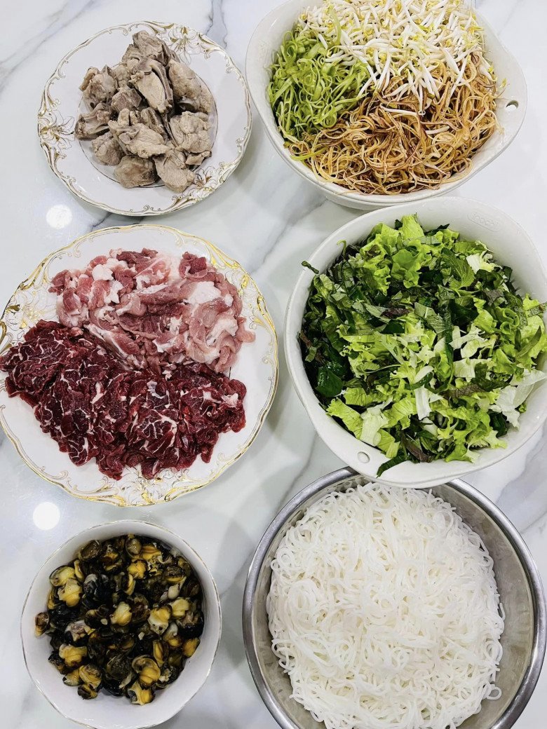 Ngoài ốc và bún tươi còn có xương ống, cà chua, giấm bỗng hoặc me, hành, tía tô, ớt khô, các loại gia vị và nhiều rau ăn kèm...