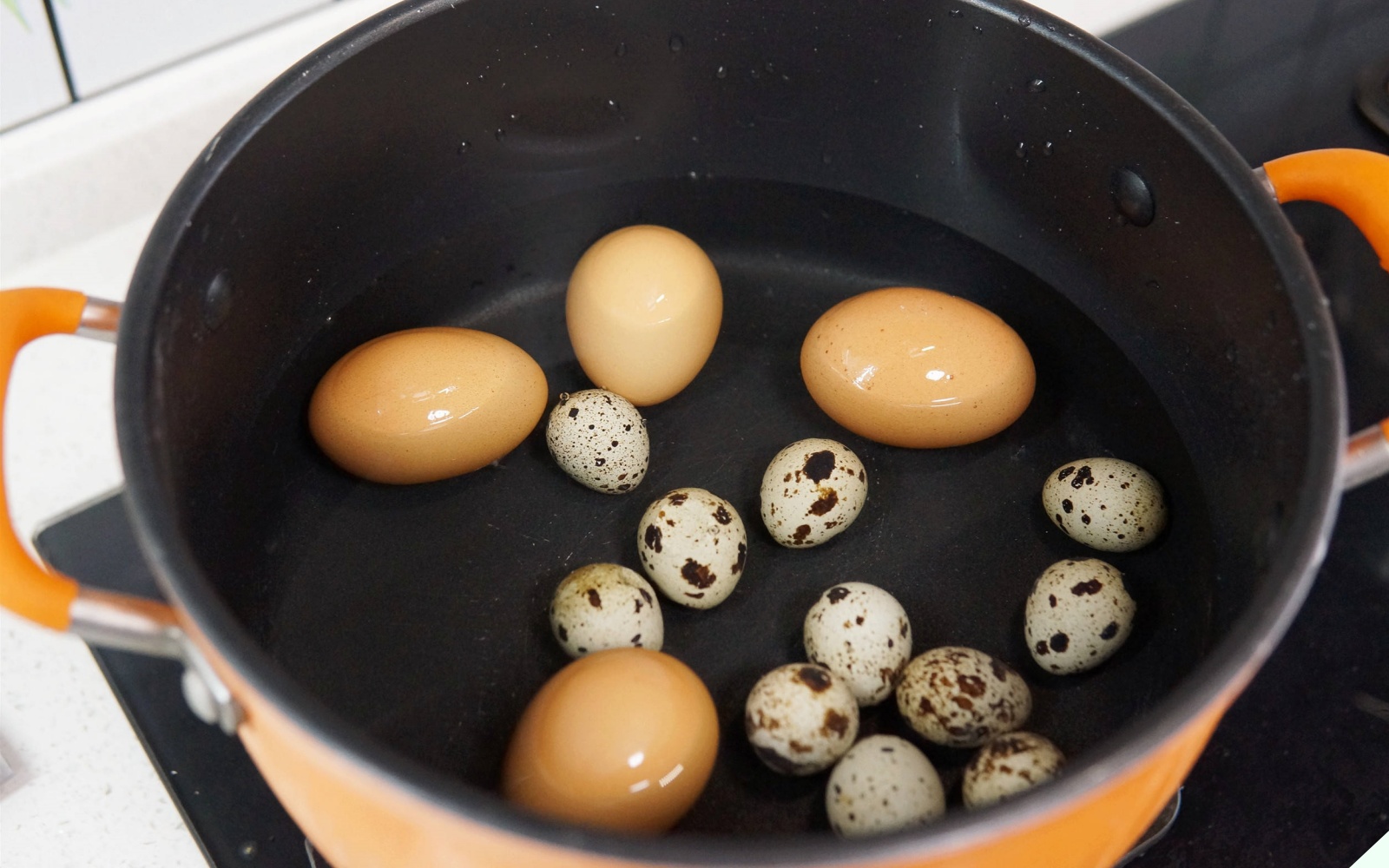 Luộc trứng kiểu này cực kỳ nguy hiểm, nhiều người Việt không biết cứ tưởng ngon