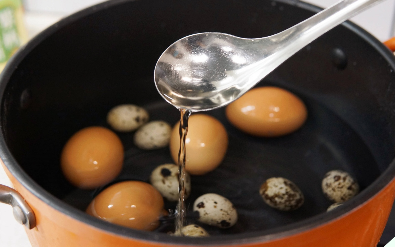 Luộc trứng kiểu này cực kỳ nguy hiểm, nhiều người Việt không biết cứ tưởng ngon