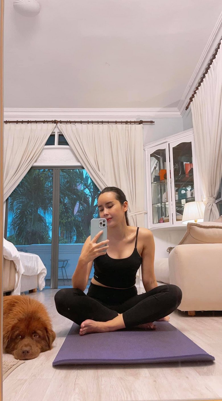 Không còn ra sân golf cùng ông xã, Lưu Hương Giang một mình tút dáng, đường cong gái 2 con thay đổi - 5