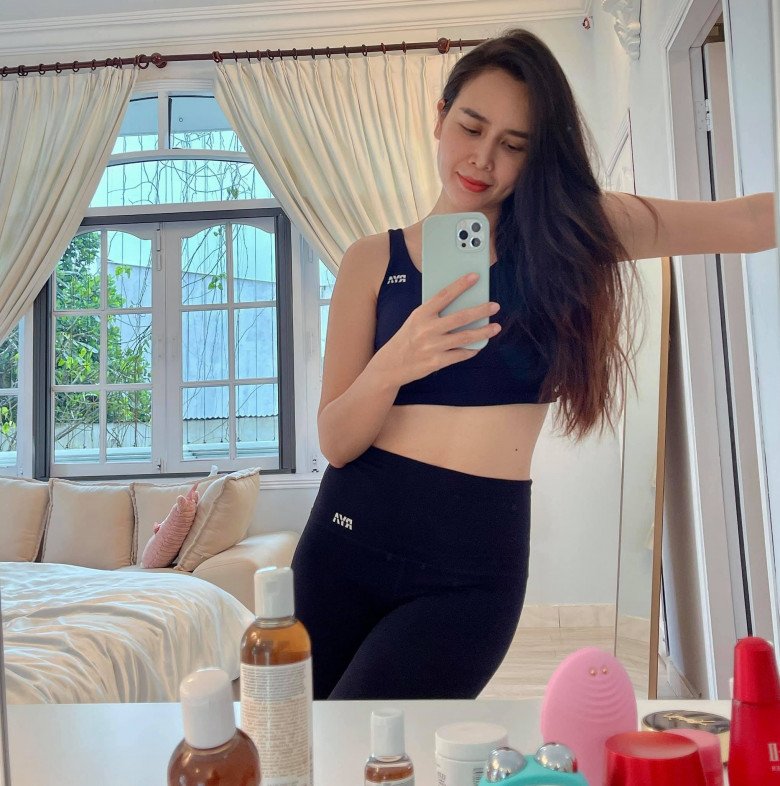 Người đẹp cũng rất có ý thức trong việc cân bằng ăn uống bằng cách sắp xếp tập luyện tại nhà linh hoạt để bản thân bớt áy náy mỗi khi ăn quá liều lượng cho phép.