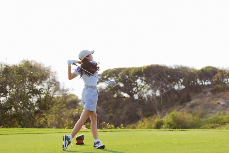 Không còn ra sân golf cùng ông xã, Lưu Hương Giang một mình tút dáng, đường cong gái 2 con thay đổi - 8