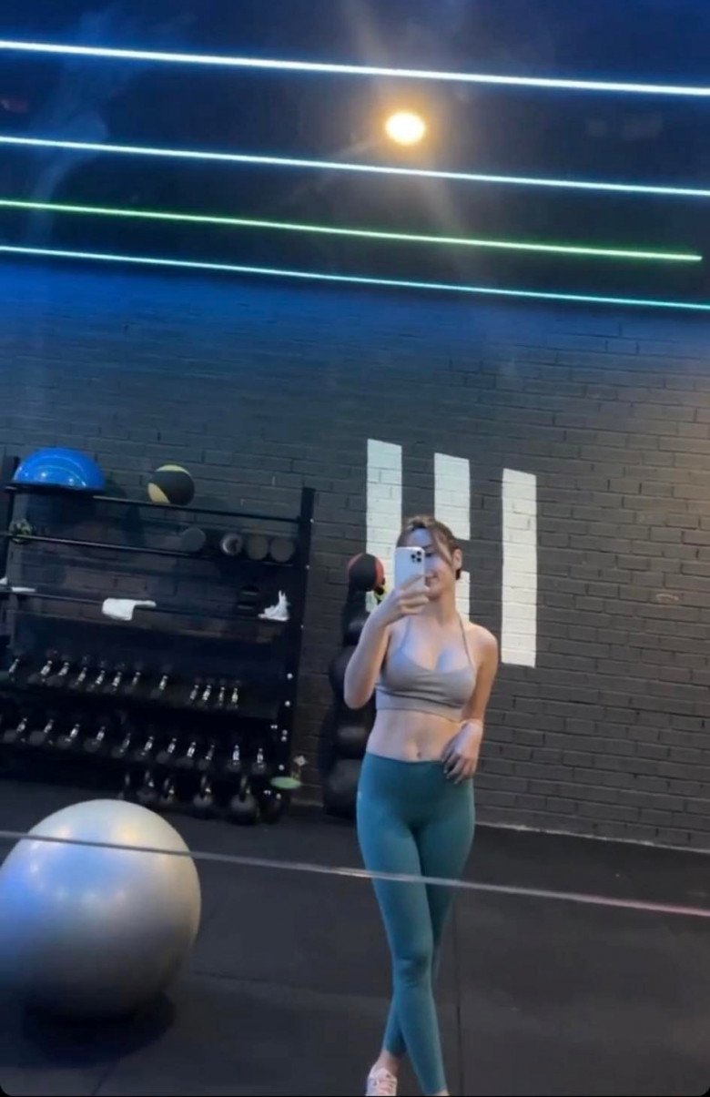 Diện đồ tập check in trong không gian tập luyện, Lưu Hương Giang dường như rất mãn nguyện với hình thể của mình.