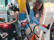 Thời trang - Đi đổ xăng, loạt gái xinh ăn mặc kém duyên đến khó hiểu: Người trễ nải, người ngỡ "quên" mặc quần