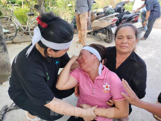 Tột cùng nỗi đau trong tang lễ người phụ nữ bị đánh chết trong khách sạn ở Cà Mau - 3