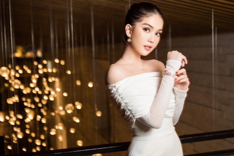 Bên cạnh lựa chọn kiểu tóc thích hợp, nữ diễn viên Vòng eo 56 còn thường tận dụng những góc chụp nghiêng, hạn chế chụp chính diện để tạo hiệu ứng bên mặt to hơn của cô trông đồng đều với bên còn lại.