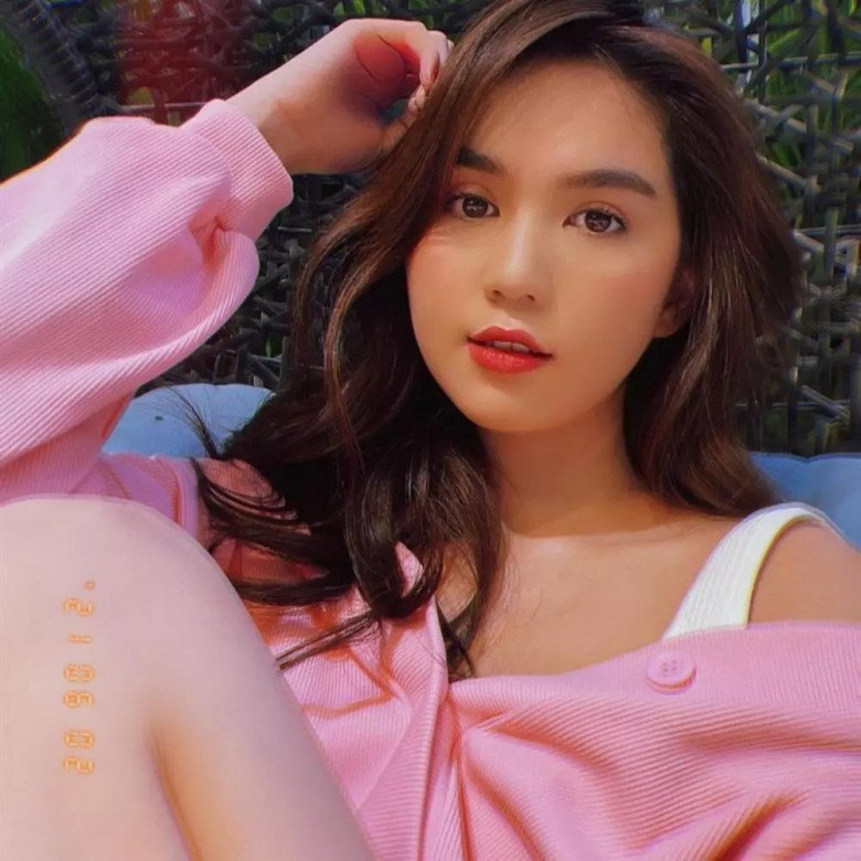 Trong một bức ảnh selfie được Nữ hoàng nội y chia sẻ, người hâm mộ nhanh chóng phát hiện cô có 2 bên mặt không đồng đều.