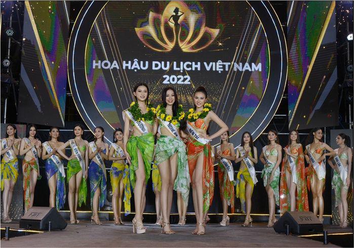 Nhờ đôi chân dài thon thả, Đào Hiền dễ dàng chiếm ưu thế toả sáng giữa dàn người đẹp đến từ nhiều tỉnh thành khác nhau, xuất sắc lọt vào top 3 Người đẹp biển.