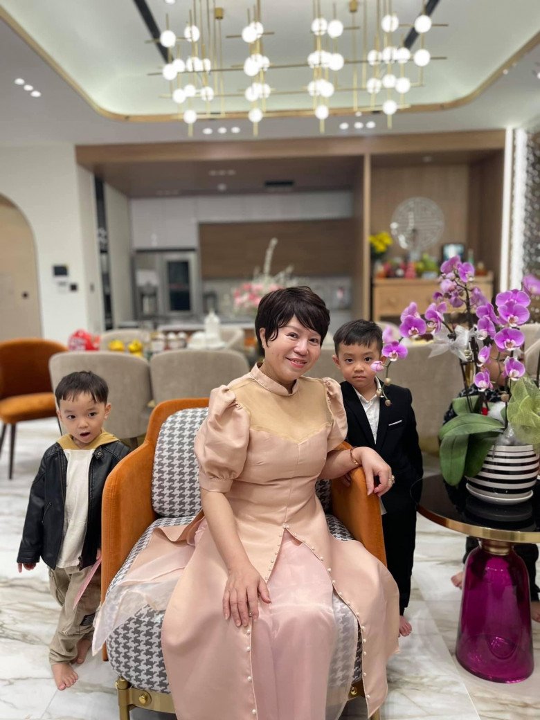 Cô Nga và hai cháu nội.