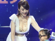 Thời trang - Khi các nữ MC bị khán giả ném đá vì trang phục thiếu vải, hở hang