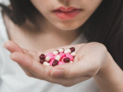 Sức khỏe - Cô gái trẻ nguy kịch, phải lọc máu vì thói quen rất nhiều người gặp khi dùng thuốc