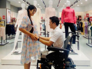 Bà bầu - Sau đám cưới cổ tích 1 tháng, chàng trai không chân khoe vợ mang thai con đầu lòng, ngồi xe lăn ôm bụng vợ cười hạnh phúc