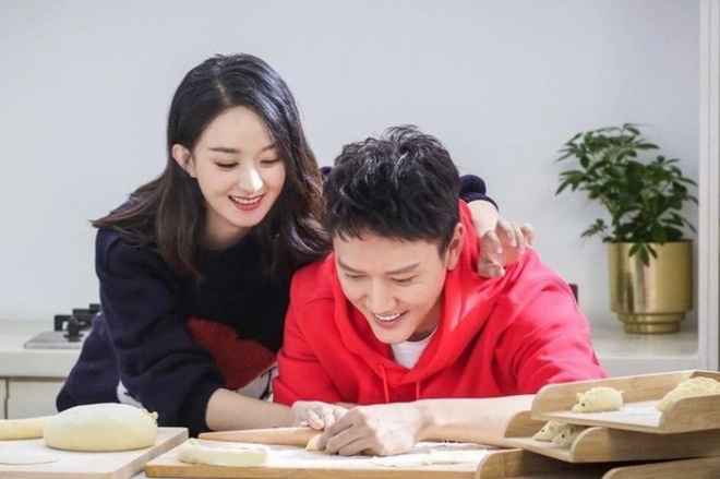 Triệu Lệ Dĩnh bỏ qua thói lăng nhăng của chồng để ở bên anh.