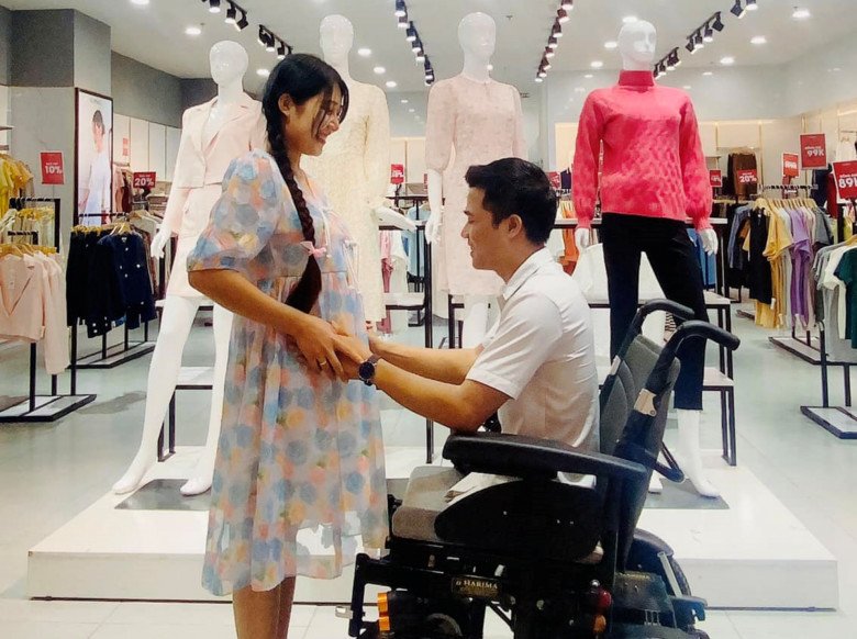 Anh Tô Đình Khánh (30 tuổi, TP.HCM) hạnh phúc chia sẻ trên trang cá nhân tin vui vợ mang thai.