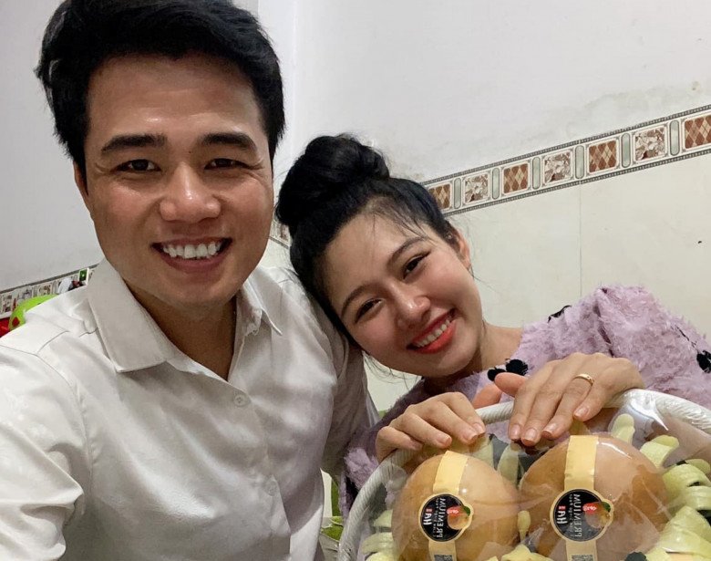 Biết tin bà xã anh có bầu, nhiều người thân, bạn bè còn gửi quà cho mẹ bầu bồi bổ và nhiệt tình chỉ cách chăm con.