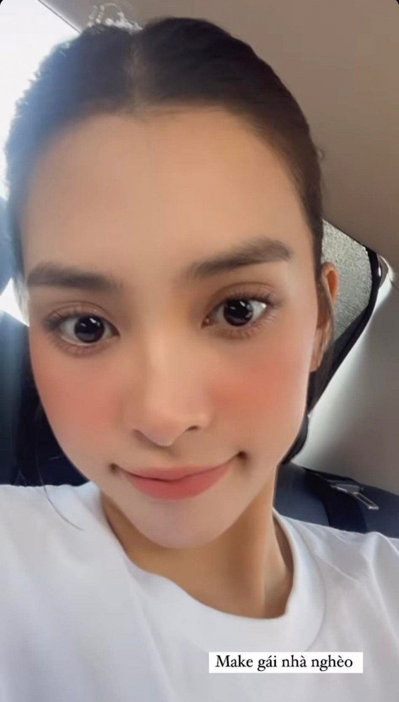 Gương mặt của Hoa hậu được trang điểm theo style mỏng nhẹ, sương sương làm nổi bật lên những đường nét tự nhiên. 