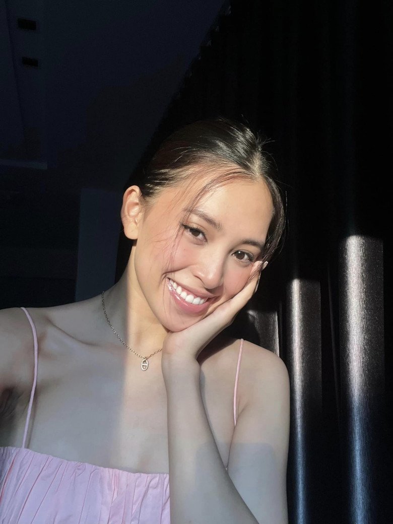 Trang cá nhân của người đẹp thường xuyên cập nhật hình ảnh chụp khoe sắc với các make up look mỏng sương. Người đẹp tút tát đỉnh tới mức có những khoảnh khắc khó ai có thể phân biệt được cô trang điểm hay không.