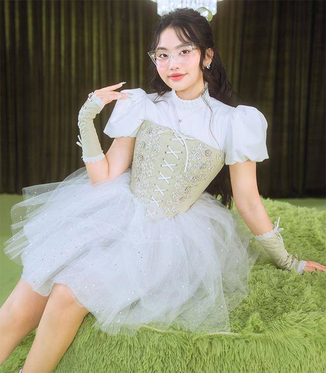 Phương Mỹ Chi thường xuyên đăng tải hình ảnh khoe nét đẹp tuổi mới lớn trên trang cá nhân.