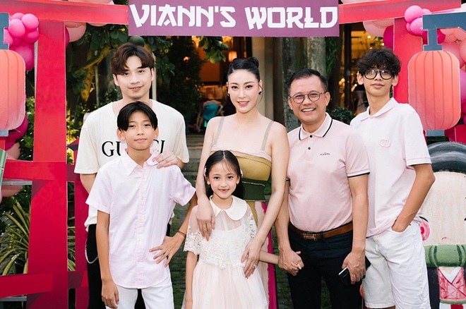Con trai riêng của chồng Hà Kiều Anh thường xuyên tham gia những chuyến du lịch với cả nhà, chụp ảnh tập thể, chăm sóc các em chu đáo.