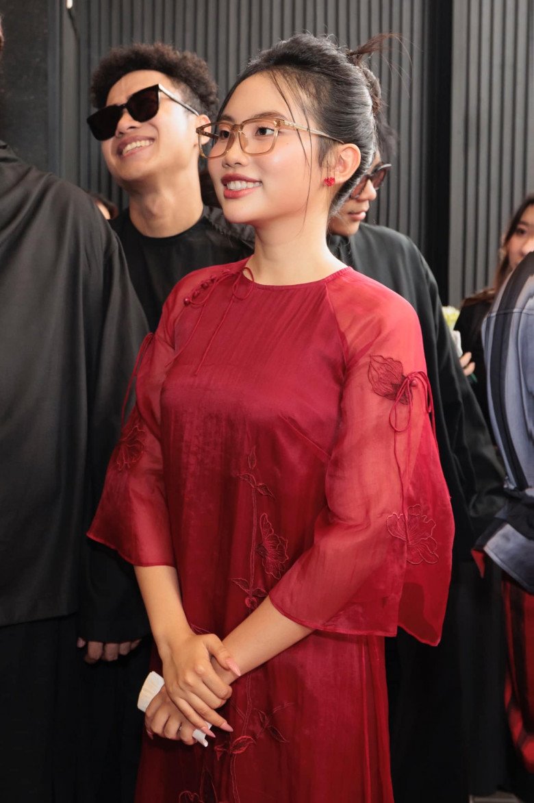 Cô nàng khéo léo chọn lựa chất liệu vải xuyên thấu, có hoạ tiết ẩn hiện đầy sang trọng. Phương Mỹ Chi còn tinh tế chọn kiểu tóc búi gọn gàng, mang đến tổng thể diện mạo trông chững chạc hơn hẳn, rất ra dáng bà chủ.