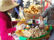 Lifestyle - Mẹt bánh mì tồn tại hơn 70 năm ở Sài Gòn vẫn đông khách ùn ùn, trong 3 tiếng bán hết veo 40kg giò chả 