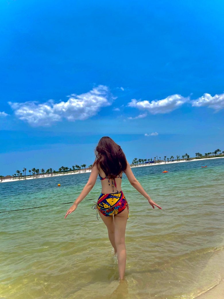 Trên trang cá nhân, người đẹp hoạt động khá kín tiếng. Đây là những khoảnh khắc hiếm hoi chân dài cao 1m72 diện bikini khoe cận vóc dáng hồ lô của mình.