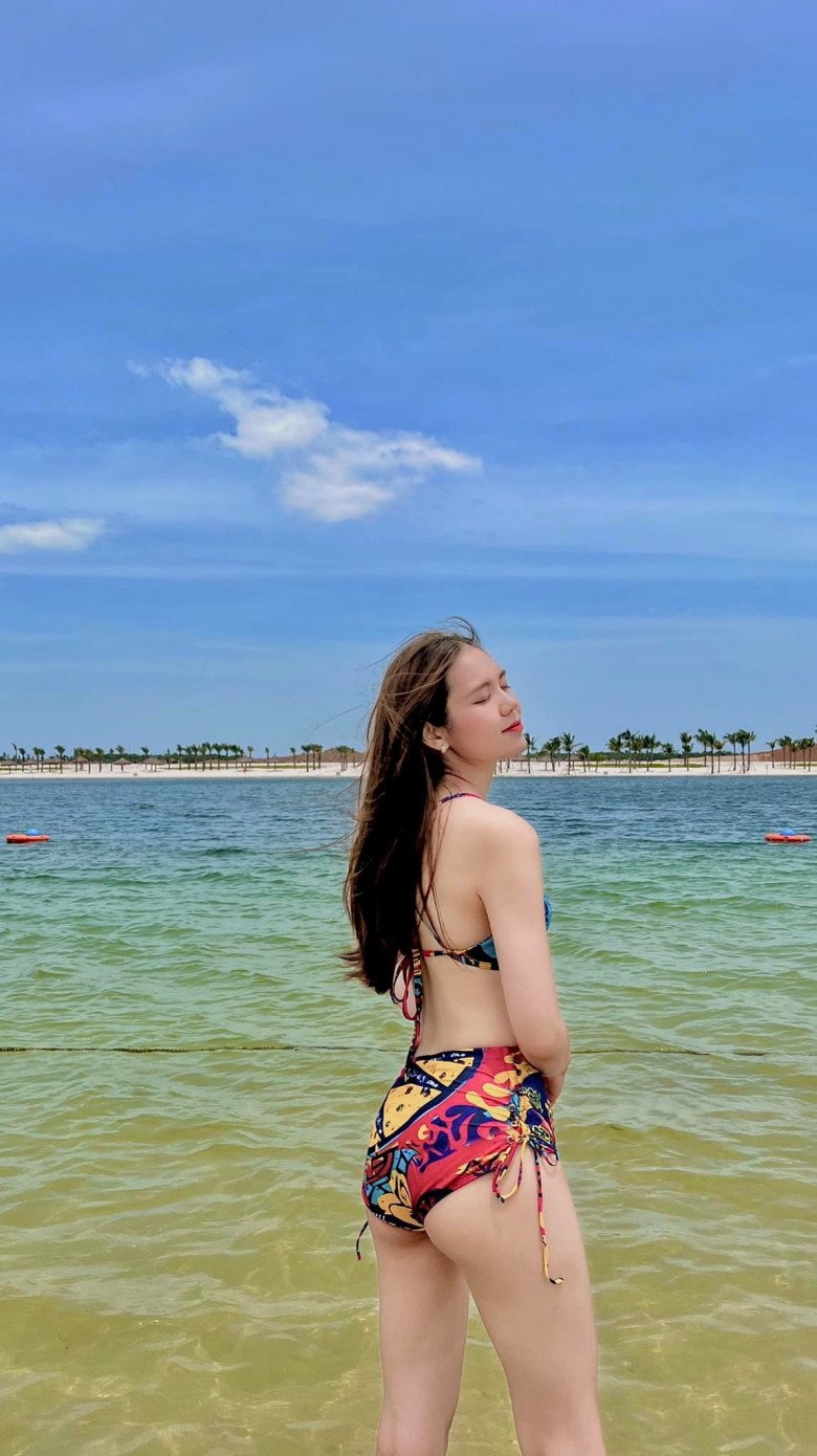 Những khoảnh khắc đời thường rất hiền dịu, toát lên vẻ đẹp của tri thức của tân Hoa hậu Lương Kỳ Duyên.