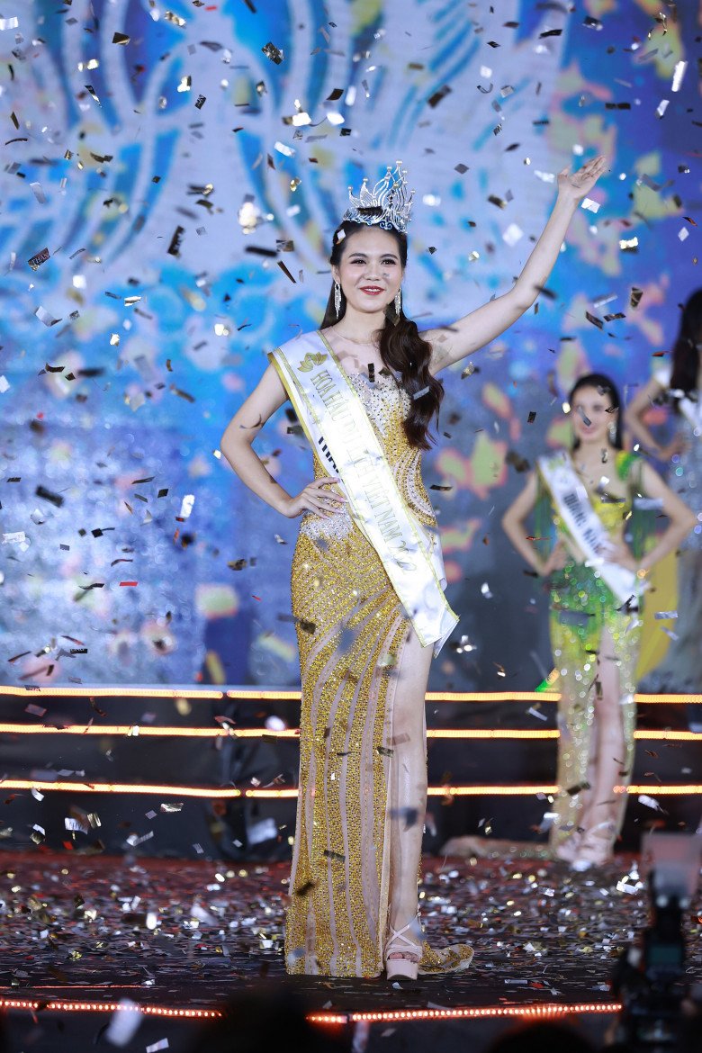 Khoảnh khắc xúc động của Kỳ Duyên khi nhận vương miện từ đàn chị Ngọc Diễm.