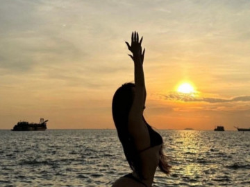 Nữ thần học đường Việt Nam diện bikini tập yoga làm fan xứ Chùa Vàng xuýt xoa