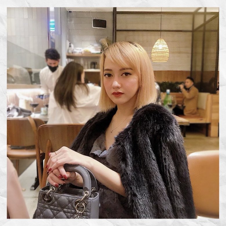 Sao nhí một thời cũng không bó buộc bản thân với bất kỳ phong cách nào. Người đep sinh năm 1994 thường xuyên làm mới bản thân với những kiểu tóc thời thượng cũng như những layout makeup sành điệu.