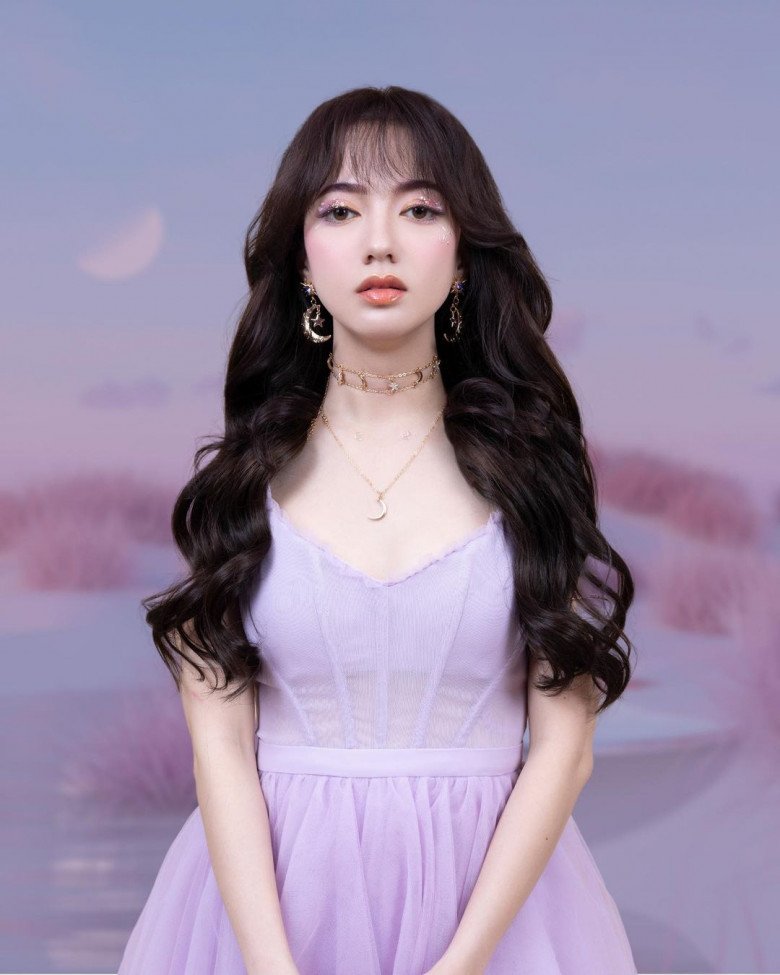 Ngoại hình của Xuân Nghi vừa mang nét ngây thơ trong trẻo lại có nét quyến rũ, cuốn hút. Dân mạng không ngớt lời khen ngợi Xuân Nghi đã có một màn dậy thì thành công.