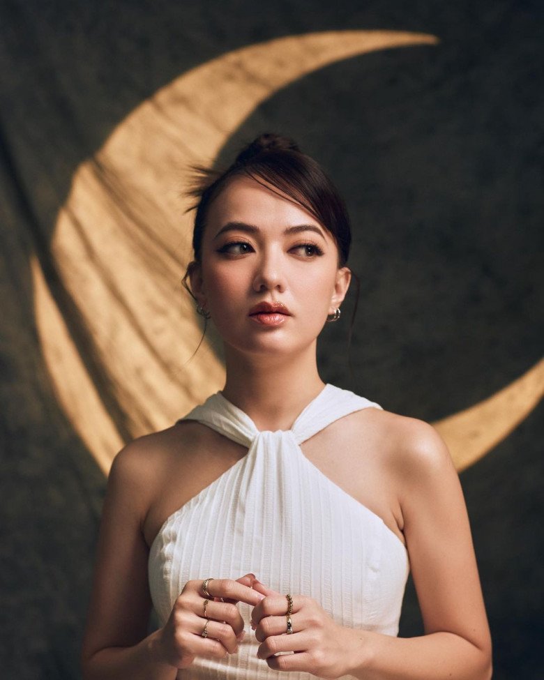 Mỹ nhân quê Đà Lạt sở hữu đôi mắt to tròn, cuốn hút. Dễ nhận thấy, Xuân Nghi đã có màn dậy thì thành công khi những đường nét ngày xưa không những được duy trì mà còn ngày càng sắc sảo hơn.