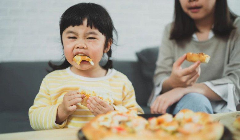 Đồ ăn nhanh không tốt cho gan nhưng nhiều người ăn thường xuyên. (Ảnh minh họa)