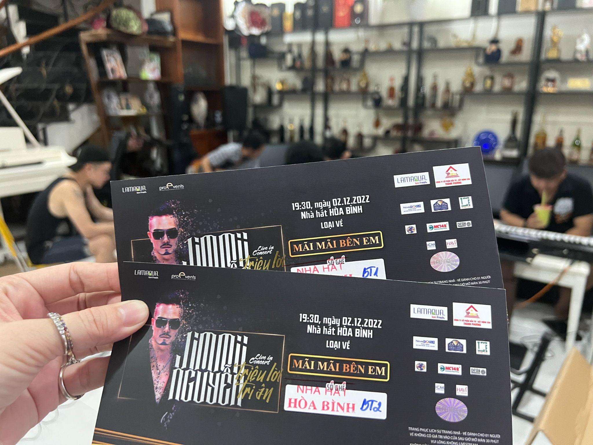 Tuấn Hưng đã chủ động đặt vé xem đêm nhạc Triệu lời tri ân của Jimmii Nguyễn tại TP.HCM vào ngày 2/12 tới.