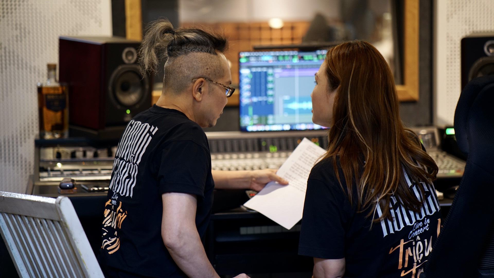 Jimmii Nguyễn cùng ekip miệt mài chuẩn bị, sao cho live concert kỷ niệm 30 năm ca hát của mình được hoàn hảo nhất.