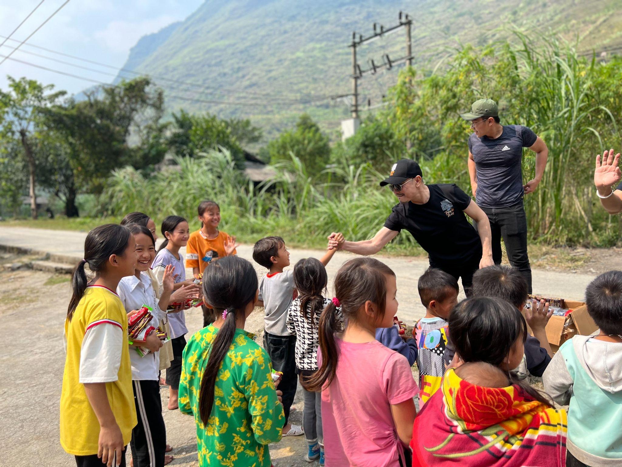 Gia đình Jimmii Nguyễn gồm bà xã Ngọc Phạm và con gái lớn Long Anh vừa có chuyến thiện nguyện ở Hà Giang nhân dịp sinh nhật nam ca sĩ.