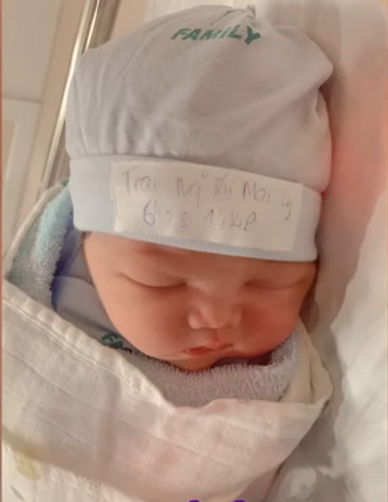 Ngày đi đẻ không quên giục chồng mang máy quay.