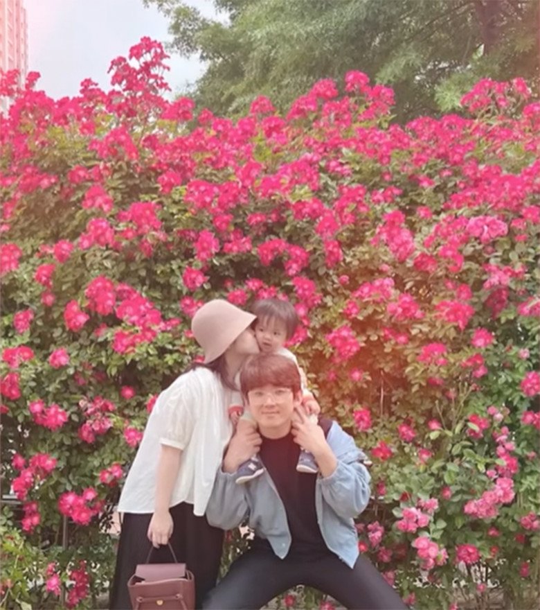 Hiện gia đình nhỏ đang sinh sống ở Hàn Quốc.  