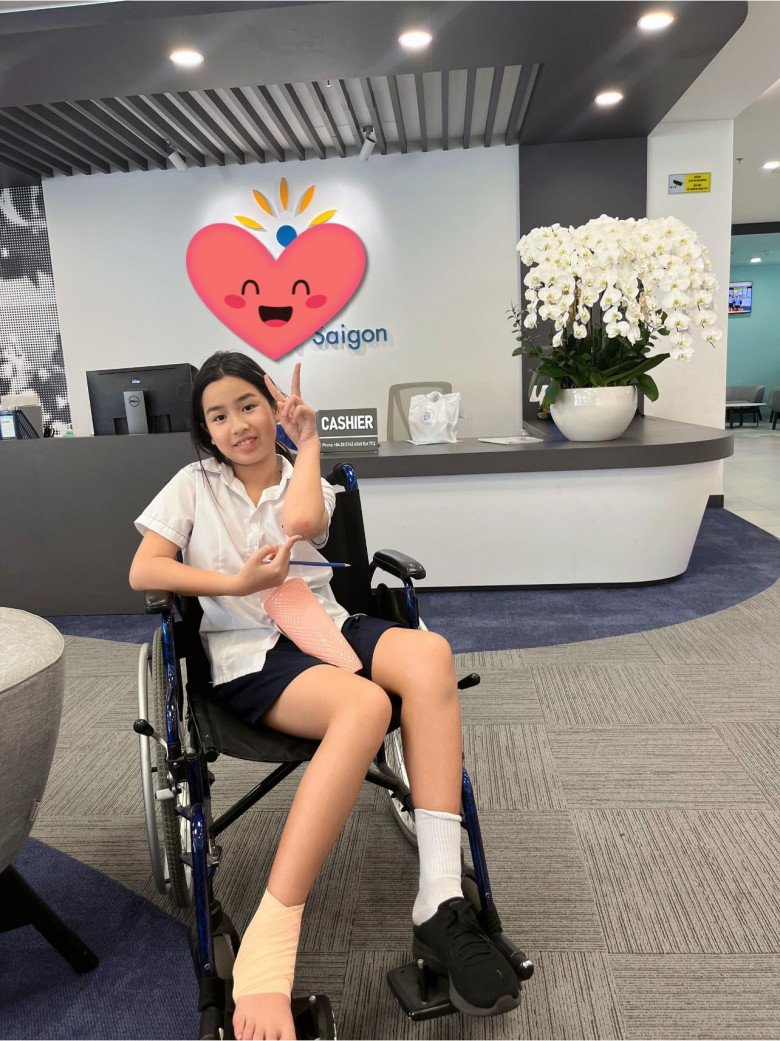 Con gái Hồ Hoài Anh Lưu Hương Giang gặp sự cố ở trường học, cô giáo phải gọi mẹ đến đón về - 1